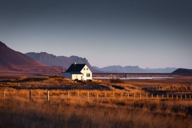 İzlanda, Snaefelness Yarımadası 'nın çayırında yalnız bir ev.