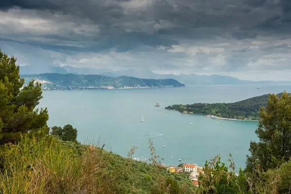 Portovenere manzarası tepeleri oluşturur, Liguria, İtalya