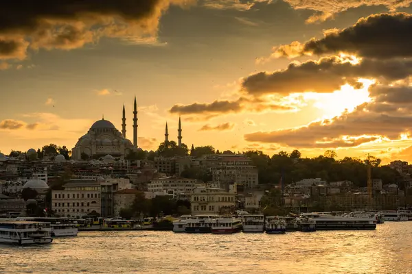 Günbatımında İstanbul 'un inanılmaz silueti, Süleyman Camii, Türkiye