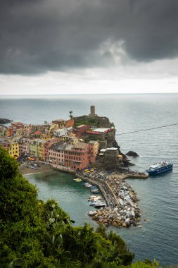 Bulutlu gökyüzü altındaki renkli Vernazza kasabası Cinque Terre, Liguria, İtalya