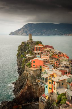 Vernazza 'nın fırtına altındaki dramatik manzarası, Liguria, İtalya