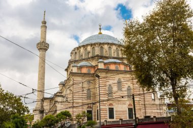 Bulutlu gökyüzünde Laleli Camii, İstanbul, Türkiye