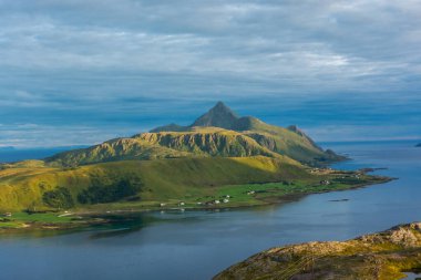 Altın saat boyunca Lofoten Adaları 'nın güzel manzarası Offersoy Dağı Yolu, Norveç