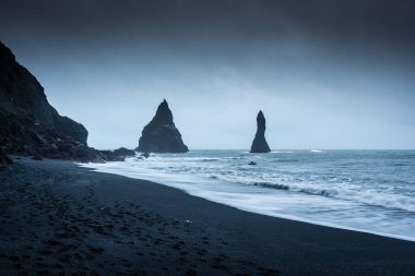Reynisfjara Black Beach, Vik, İzlanda 'daki siyah bazalt deniz yığınları.