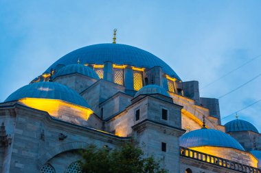 Süleyman Camii 'nin güzel kubbesi gece aydınlanıyor, İstanbul, Türkiye