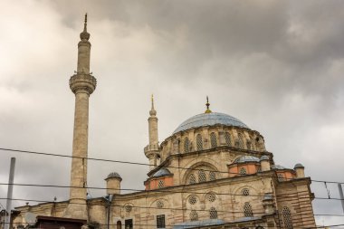 Bulutlu gökyüzünde Laleli Camii, İstanbul, Türkiye