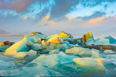 Jokulsarlon Buzul Gölü, İzlanda 'nın buzdağları üzerinde inanılmaz bir gün batımı.