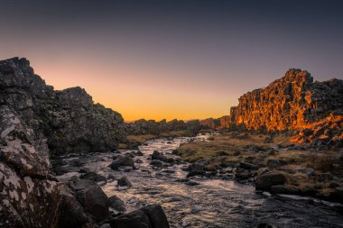 Thingvellir, İzlanda 'da kıta ayrımına yakın akan nehir.