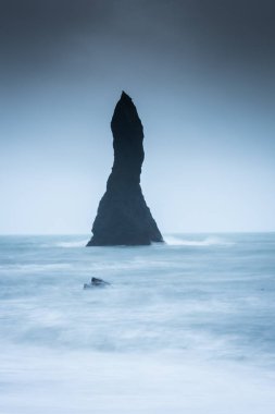 Reynisfjara Black Beach, Vik, İzlanda 'daki siyah bazalt deniz yığınları.