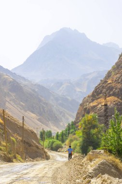 Tacikistan 'daki Fann Dağları' ndaki kirli yol.