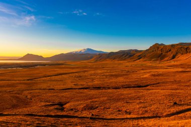 İzlanda, Snaefelness Yarımadası 'nın çayırlarında gün batımı