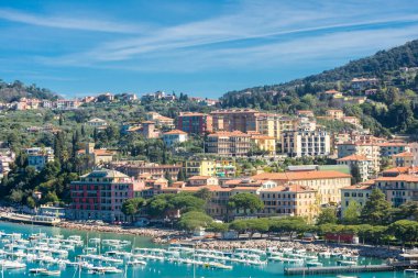 Lerici, İtalya, 13 Nisan 2022: Sahil kasabasının yukarısından görüş