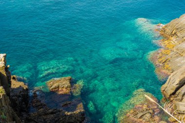 Riomaggiore, Cinque Terre, Liguria, İtalya kıyılarında kristal berraklığında su