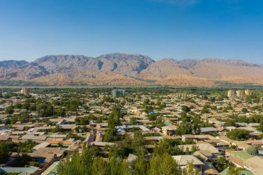 Arka planda Zerafshan dağları, Tacikistan 'da şehir olan Panjakent şehri