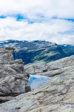 Norveç, Odda, Trolltunga 'da yürüyüş yolunda güzel mavi göletler