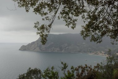 Bulutlu gökyüzü ile Cinque Terre 'nin yeşil kıyısı, Liguria, İtalya
