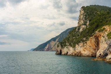 Portovenere 'in bulutlu gökyüzü, Liguria, İtalya' nın dramatik kıyıları