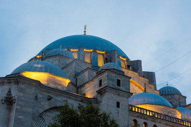 Süleyman Camii 'nin güzel kubbesi gece aydınlanıyor, İstanbul, Türkiye