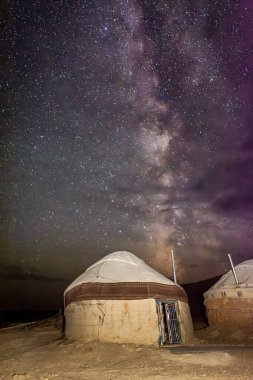 Özbekistan 'daki Aral Gölü Çölü' ndeki bir yurt kampının üzerindeki inanılmaz samanyolu ve yıldızlı gece.