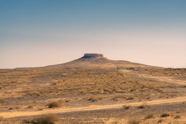 Antik Zoroastrian dininin bir sessizlik kulesi olan Chilpik Kala Kalesi, Özbekistan 'ın çölünde bir mezarlık olarak hizmet vermektedir.