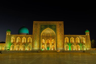 Gece yarısı Registan Meydanı Madrasa, Semerkant, Özbekistan. Çevirisi: Ulu Allah