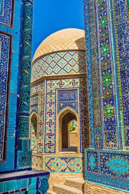 Özbekistan, Semerkand 'daki Shah-i-Zinda Topluluğu manzarası. Mavi kiremitlerle dekore edilmiş anıtsallar. Nekropolis, Orta Asya 'nın popüler bir turistik merkezidir. Çeviri: her şeye kadir olan Allah 'ın adıyla