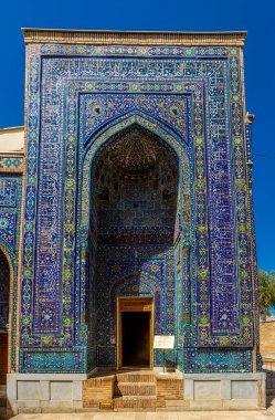 Özbekistan, Semerkand 'daki Shah-i-Zinda Topluluğu manzarası. Mavi kiremitlerle dekore edilmiş anıtsallar. Nekropolis, Orta Asya 'nın popüler bir turistik merkezidir. Çeviri: her şeye kadir olan Allah 'ın adıyla