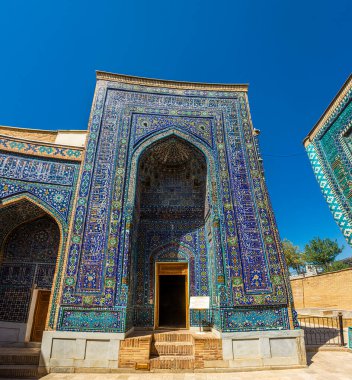 Özbekistan, Semerkand 'daki Shah-i-Zinda Topluluğu manzarası. Mavi kiremitlerle dekore edilmiş anıtsallar. Nekropolis, Orta Asya 'nın popüler bir turistik merkezidir. Çeviri: her şeye kadir olan Allah 'ın adıyla
