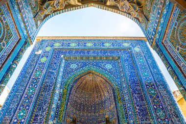 Özbekistan, Semerkand 'daki Shah-i-Zinda Topluluğu manzarası. Mavi kiremitlerle dekore edilmiş anıtsallar. Nekropolis, Orta Asya 'nın popüler bir turistik merkezidir. Çeviri: her şeye kadir olan Allah 'ın adıyla