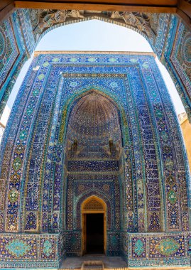 Özbekistan, Semerkand 'daki Shah-i-Zinda Topluluğu manzarası. Mavi kiremitlerle dekore edilmiş anıtsallar. Nekropolis, Orta Asya 'nın popüler bir turistik merkezidir. Çeviri: her şeye kadir olan Allah 'ın adıyla