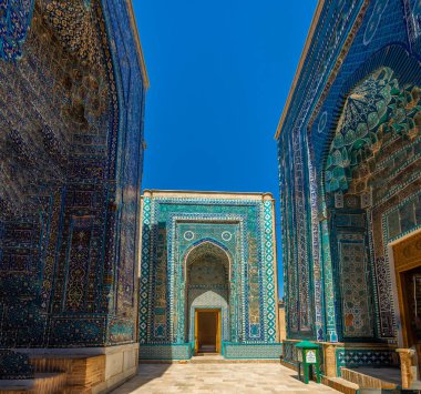 Özbekistan, Semerkand 'daki Shah-i-Zinda Topluluğu manzarası. Mavi kiremitlerle dekore edilmiş anıtsallar. Nekropolis, Orta Asya 'nın popüler bir turistik merkezidir. Çeviri: her şeye kadir olan Allah 'ın adıyla