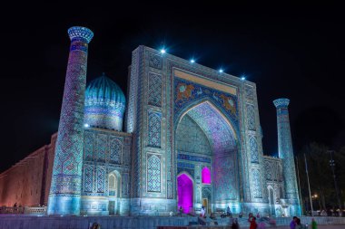 Madrasa, Semerkant, Özbekistan üzerinden mavi ışık, 10 Ağustos 2023