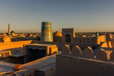 Khiva 'nın Itchan Kala' sı üzerinde güzel bir günbatımı antik tarihi merkez, Özbekistan