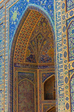 Registan Meydanı, Semerkant, Özbekistan Çevirisi medresesinin girişinde çarpıcı bir kemer.