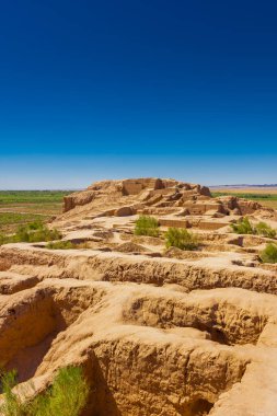 Özbekistan 'ın Khorezm çölündeki Toprak Qala Kalesi' nin antik harabelerinin labirenti