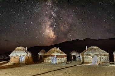 Özbekistan 'daki Aral Gölü Çölü' ndeki bir yurt kampının üzerindeki inanılmaz samanyolu ve yıldızlı gece.