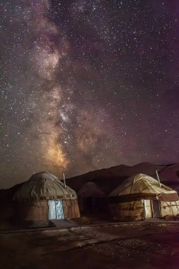 Özbekistan 'daki Aral Gölü Çölü' ndeki bir yurt kampının üzerindeki inanılmaz samanyolu ve yıldızlı gece.