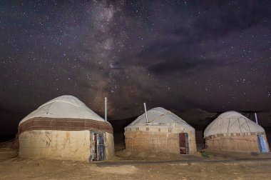 Özbekistan 'daki Aral Gölü Çölü' ndeki bir yurt kampının üzerindeki inanılmaz samanyolu ve yıldızlı gece.