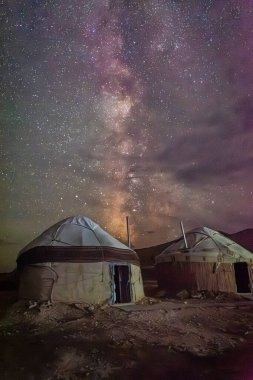 Özbekistan 'daki Aral Gölü Çölü' ndeki bir yurt kampının üzerindeki inanılmaz samanyolu ve yıldızlı gece.