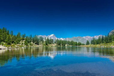Mont Blanc 'ın Arpy Gölü üzerindeki güzel yansıması, Aosta Vadisi, İtalya, 10 Temmuz 2022