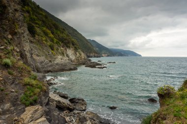 Monterosso sahilinin bulutlu manzarası, Cinque Terre, İtalya