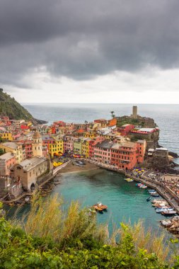 Bulutlu gökyüzü altındaki renkli Vernazza kasabası Cinque Terre, Liguria, İtalya