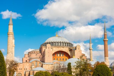 Sonbahar yapraklı Ayasofya Camii, İstanbul ve Türkiye