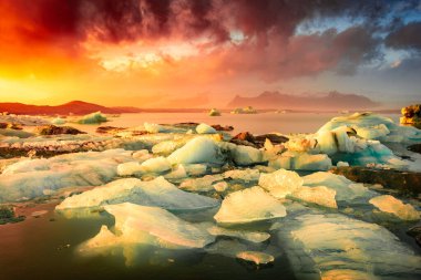 Jokulsarlon Buzul Gölü, İzlanda 'nın buzdağları üzerinde inanılmaz bir gün batımı.