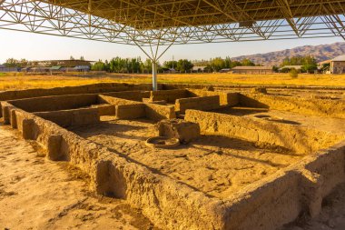 Antik Sarazm 'ın arkeolojik UNESCO sahasında gün batımında, MÖ 4. yüzyılda Tacikistan' da medeniyet