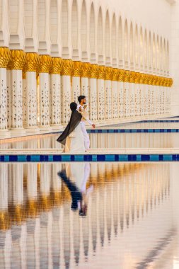 Abu Dabi, BAE, 9 Ağustos 2023: Gün batımında güzel Şeyh Zayed Büyük Camii 'nin yansıması