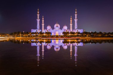 Gece vakti Abu Dabi Şeyh Zayed Büyük Camii 'nin sularının mükemmel yansıması.