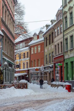 Riga, Letonya, 2 Aralık 2023: Riga tarihi merkezinin karlı sokakları