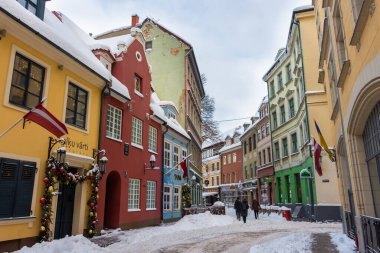 Riga, Letonya, 2 Aralık 2023: Riga tarihi merkezinin karlı sokakları