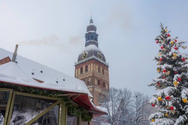 Riga tarihi merkezinin karlı şehir manzarası, Letonya